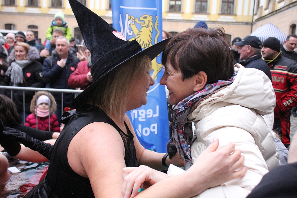 WOŚP: Morsy zanurzyły się w wodzie. Na scenie kolejne występy