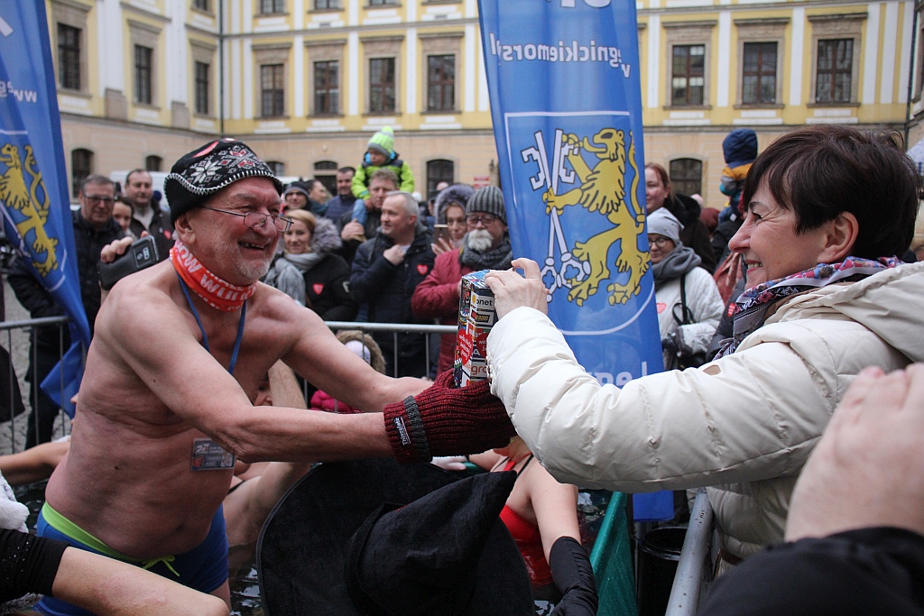 WOŚP: Morsy zanurzyły się w wodzie. Na scenie kolejne występy