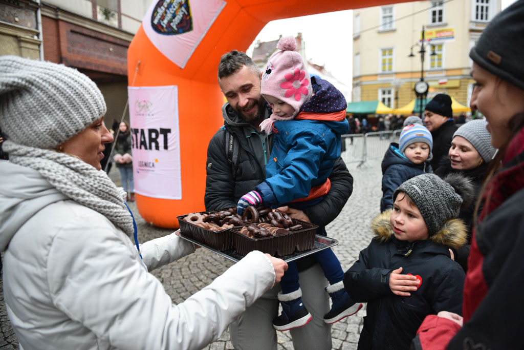 WOŚP: Jubileuszowy Bieg z Serduszkiem. Mimo deszczu tłum
