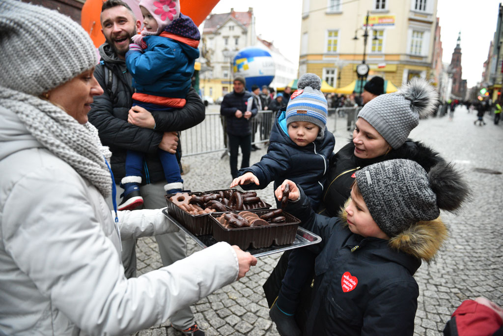WOŚP: Jubileuszowy Bieg z Serduszkiem. Mimo deszczu tłum