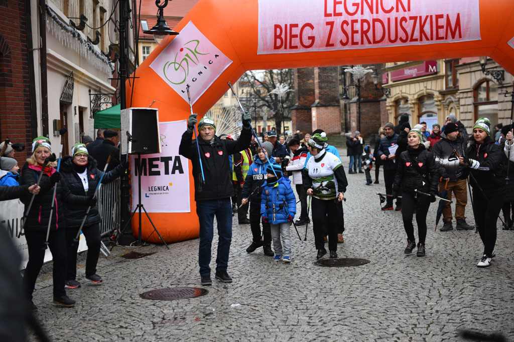 WOŚP: Jubileuszowy Bieg z Serduszkiem. Mimo deszczu tłum