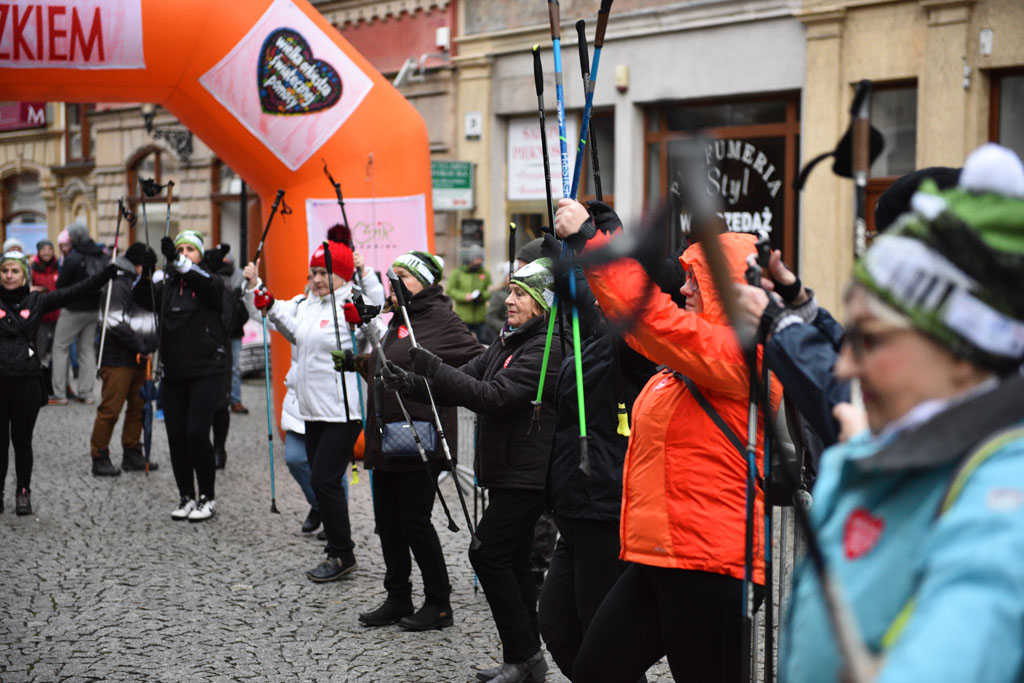 WOŚP: Jubileuszowy Bieg z Serduszkiem. Mimo deszczu tłum
