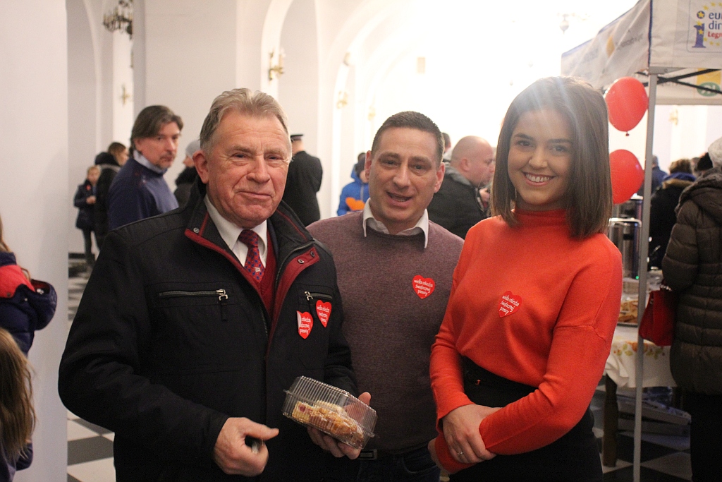 WOŚP: Morsy zanurzyły się w wodzie. Na scenie kolejne występy