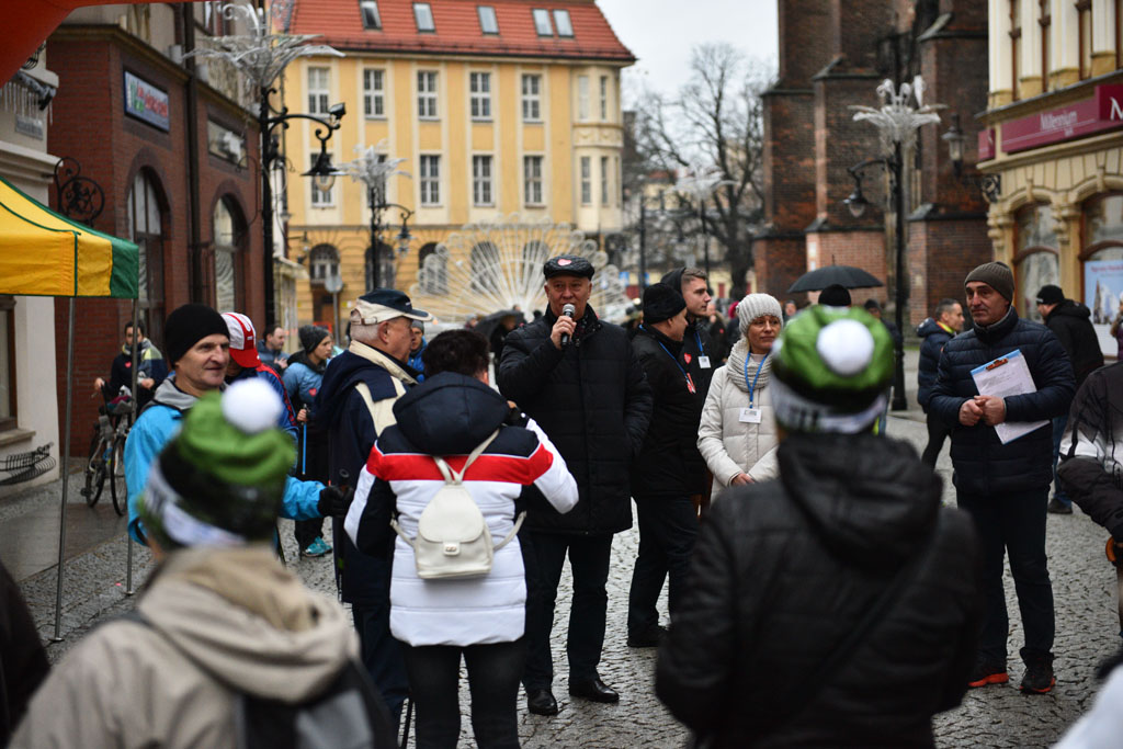 WOŚP: Jubileuszowy Bieg z Serduszkiem. Mimo deszczu tłum