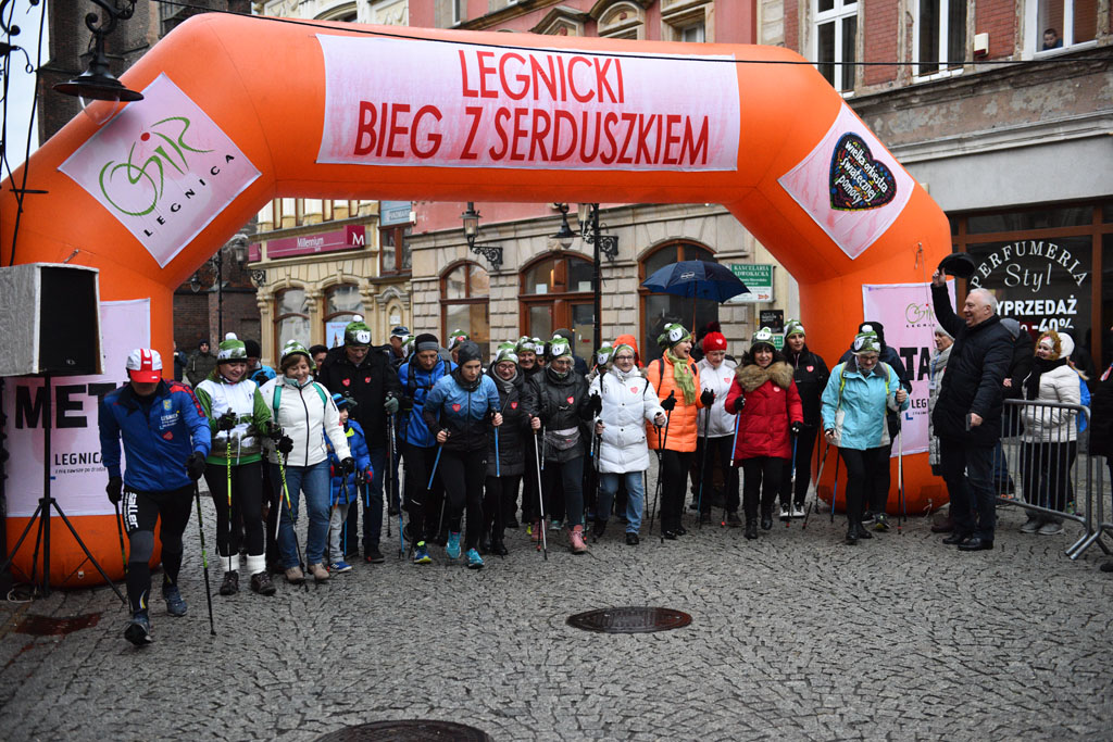 WOŚP: Jubileuszowy Bieg z Serduszkiem. Mimo deszczu tłum