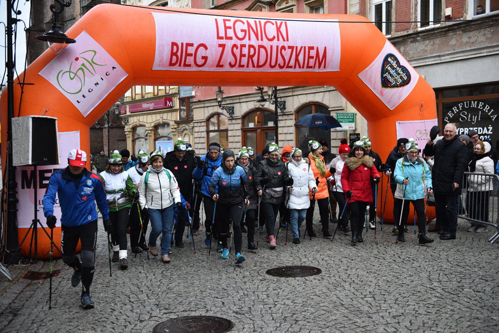 WOŚP: Jubileuszowy Bieg z Serduszkiem. Mimo deszczu tłum