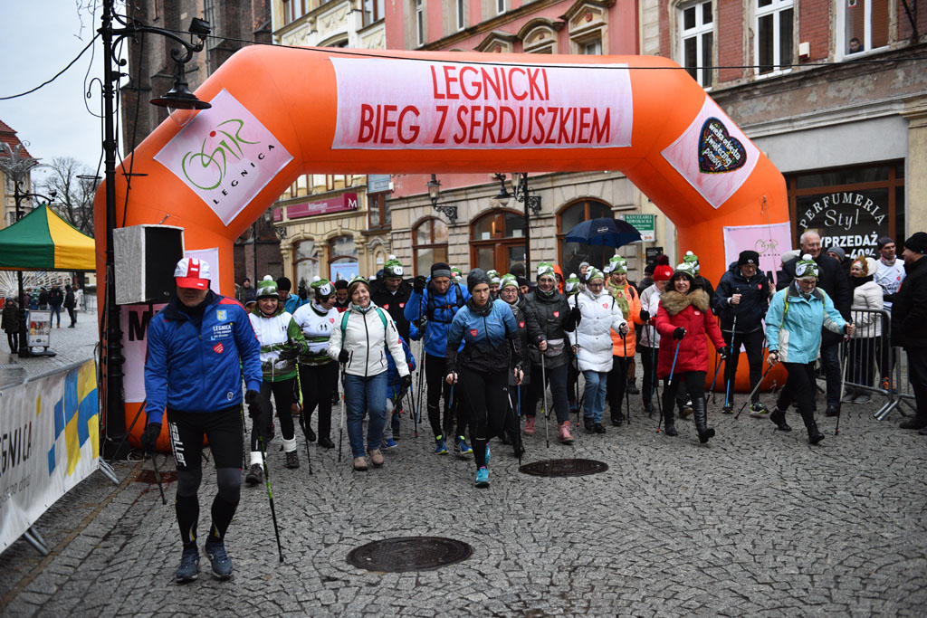 WOŚP: Jubileuszowy Bieg z Serduszkiem. Mimo deszczu tłum