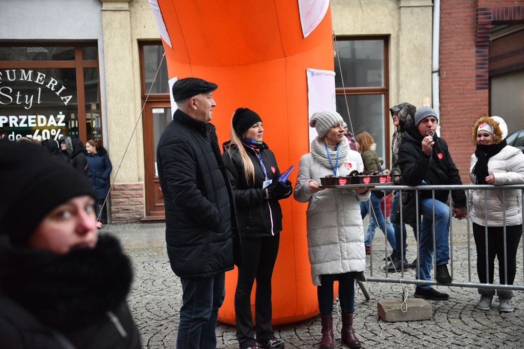 WOŚP: Jubileuszowy Bieg z Serduszkiem. Mimo deszczu tłum