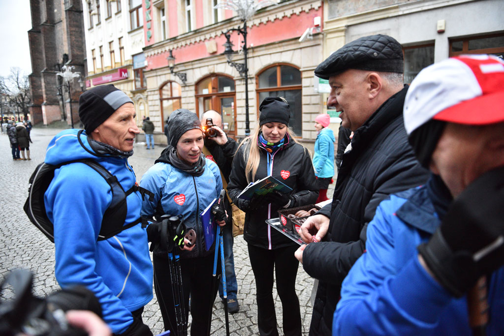 WOŚP: Jubileuszowy Bieg z Serduszkiem. Mimo deszczu tłum