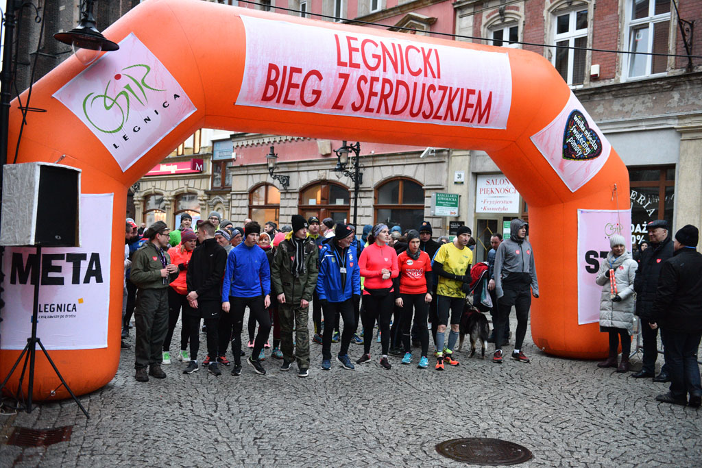 WOŚP: Jubileuszowy Bieg z Serduszkiem. Mimo deszczu tłum