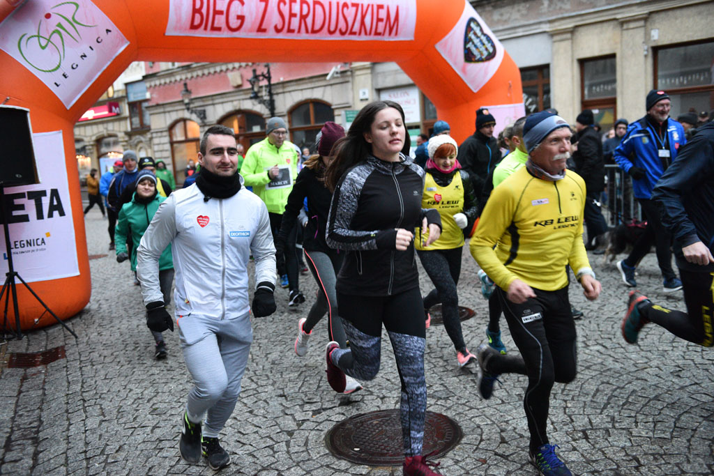 WOŚP: Jubileuszowy Bieg z Serduszkiem. Mimo deszczu tłum