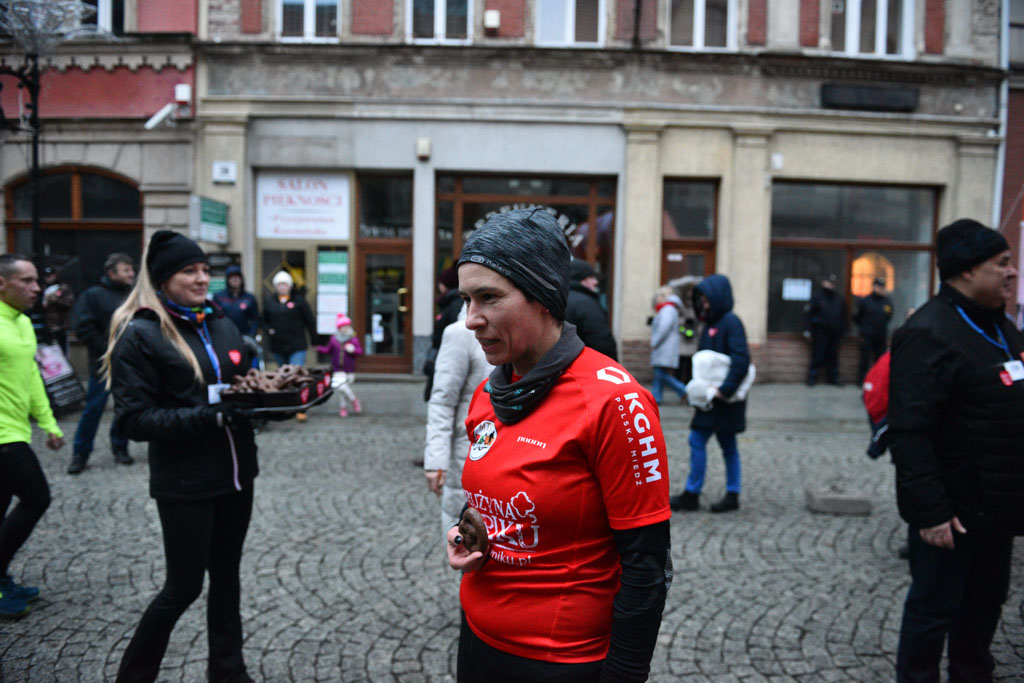 WOŚP: Jubileuszowy Bieg z Serduszkiem. Mimo deszczu tłum