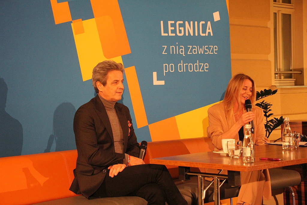Blisko 250 legniczanek na spotkaniu z Piotrem Polkiem