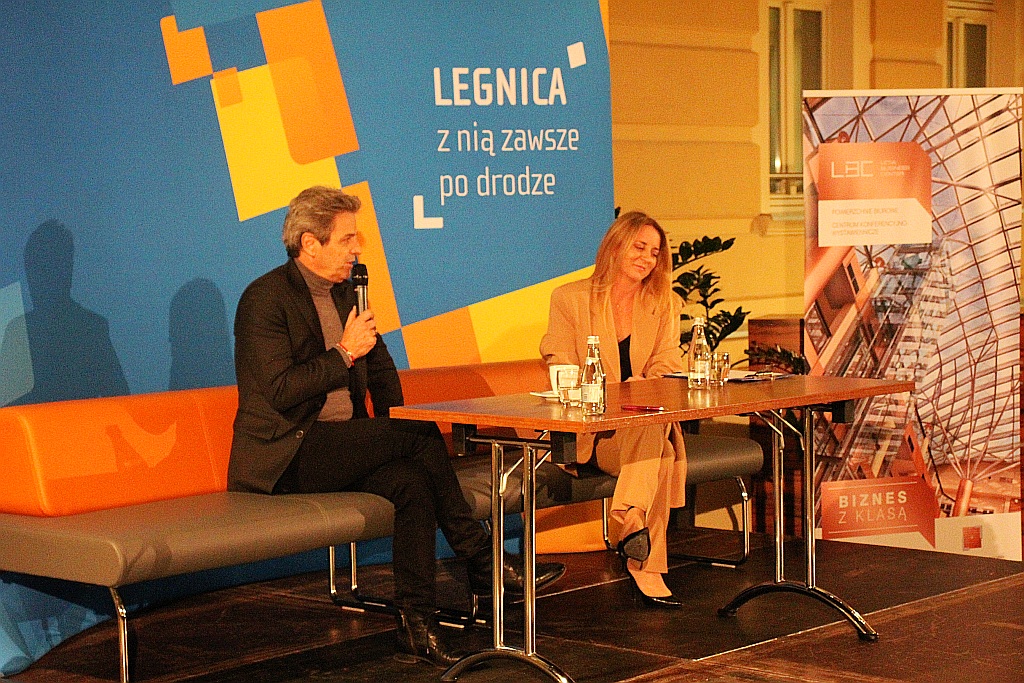 Blisko 250 legniczanek na spotkaniu z Piotrem Polkiem