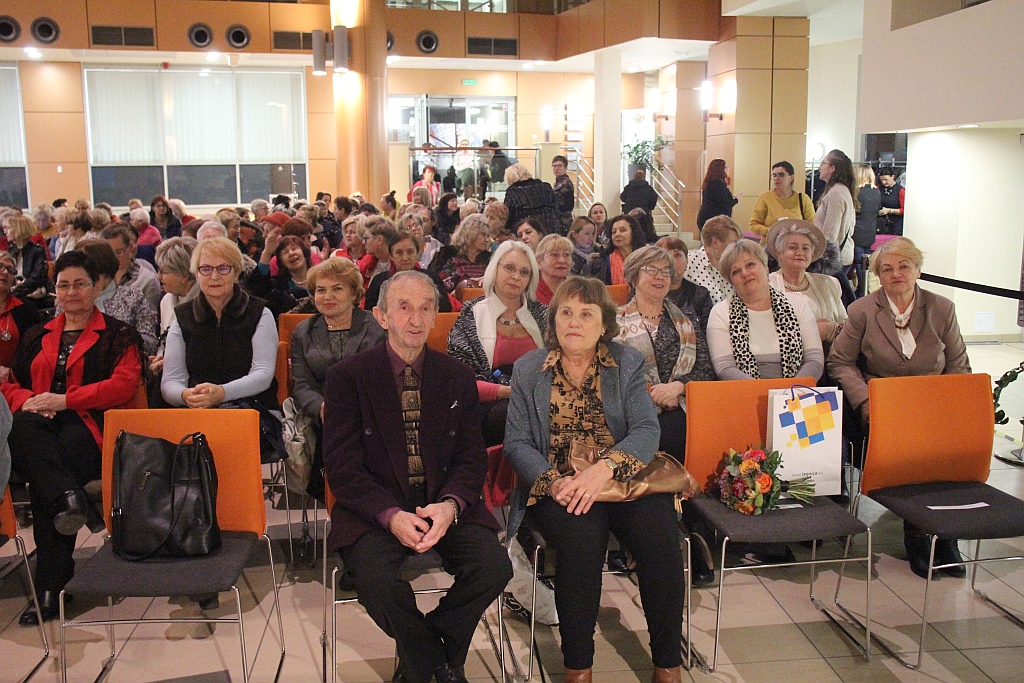 Blisko 250 legniczanek na spotkaniu z Piotrem Polkiem