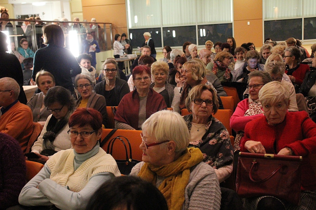 Blisko 250 legniczanek na spotkaniu z Piotrem Polkiem