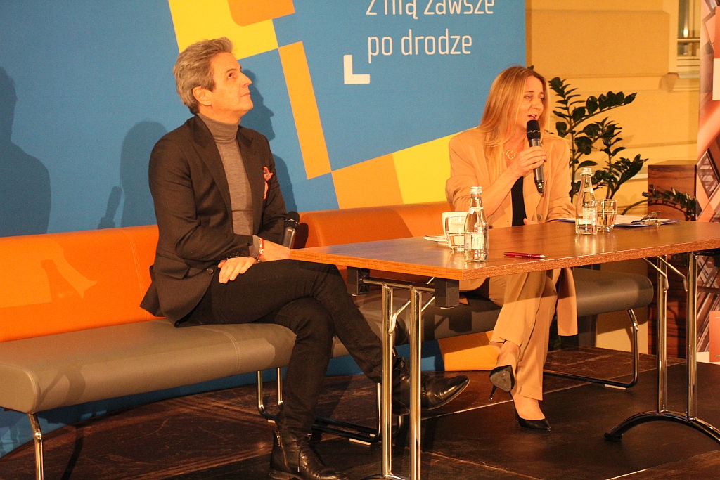 Blisko 250 legniczanek na spotkaniu z Piotrem Polkiem