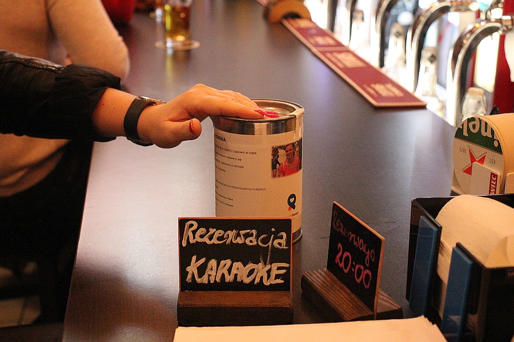Czwartkowe charytatywne karaoke dla Beaty Radomskiej