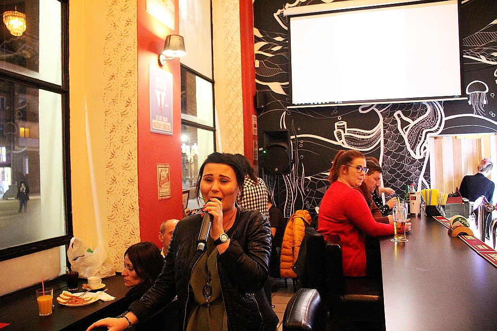 Czwartkowe charytatywne karaoke dla Beaty Radomskiej