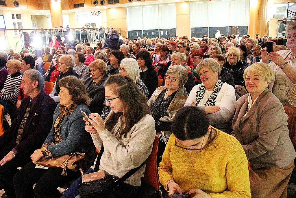 Blisko 250 legniczanek na spotkaniu z Piotrem Polkiem
