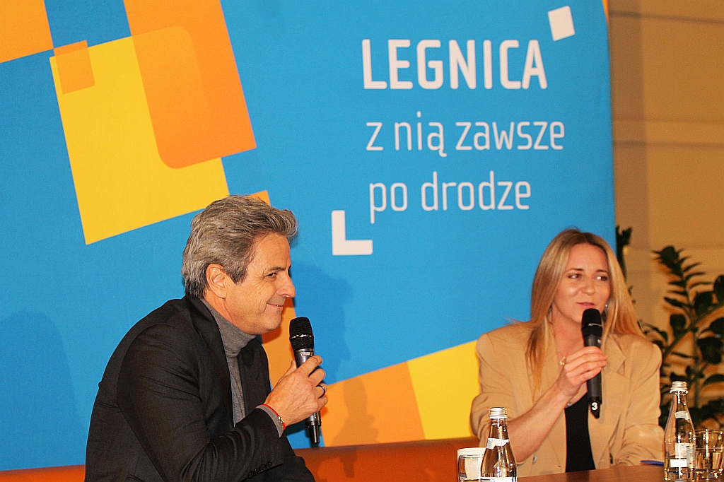 Blisko 250 legniczanek na spotkaniu z Piotrem Polkiem