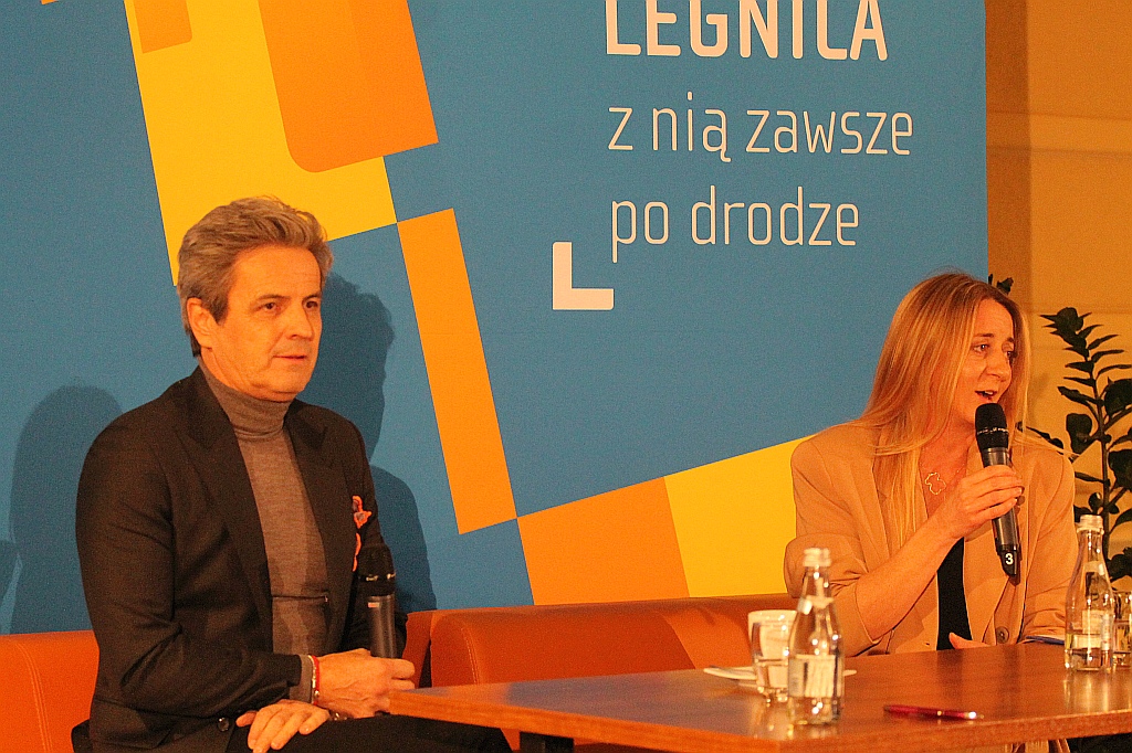 Blisko 250 legniczanek na spotkaniu z Piotrem Polkiem