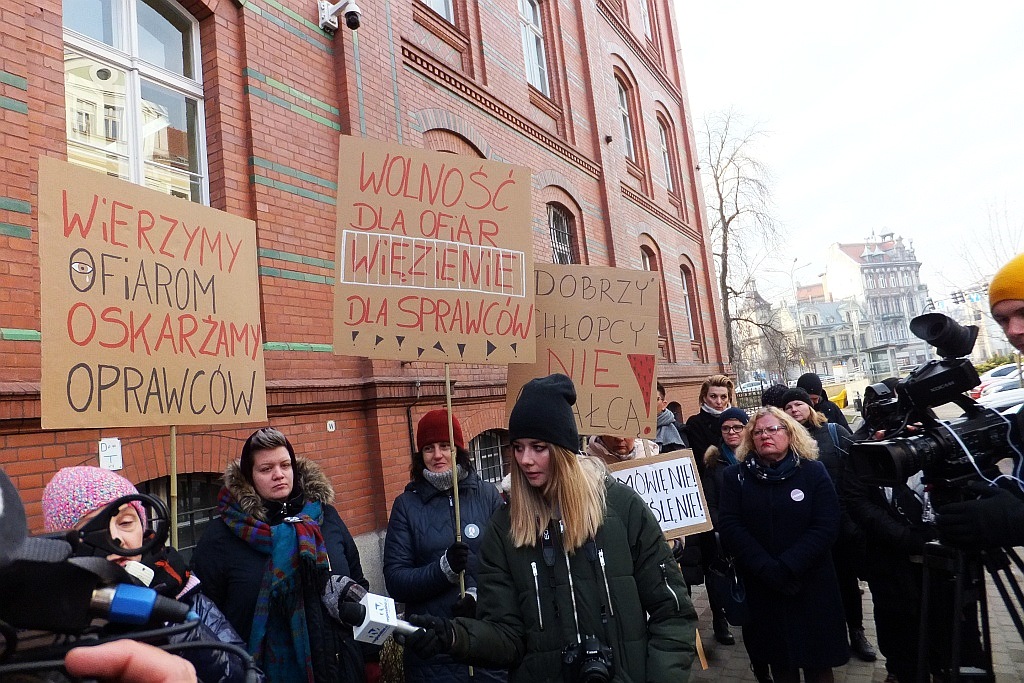 Pikietowali w obronie zgwałconej nastolatki z Biedrzychowej