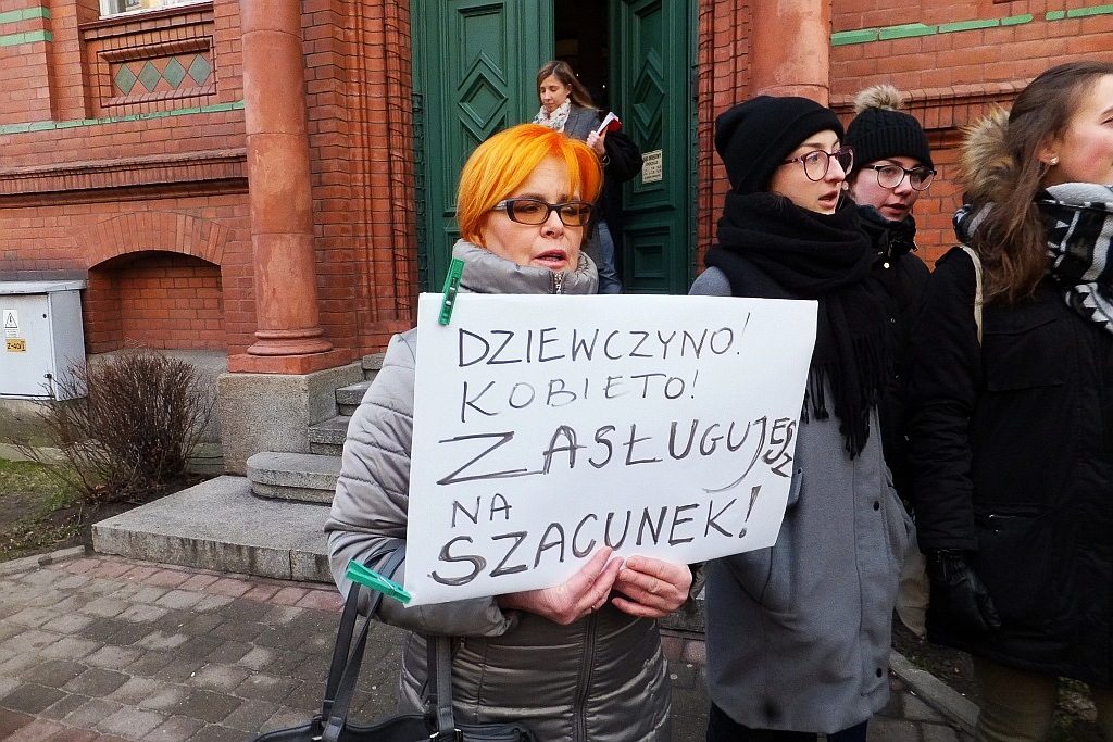 Pikietowali w obronie zgwałconej nastolatki z Biedrzychowej