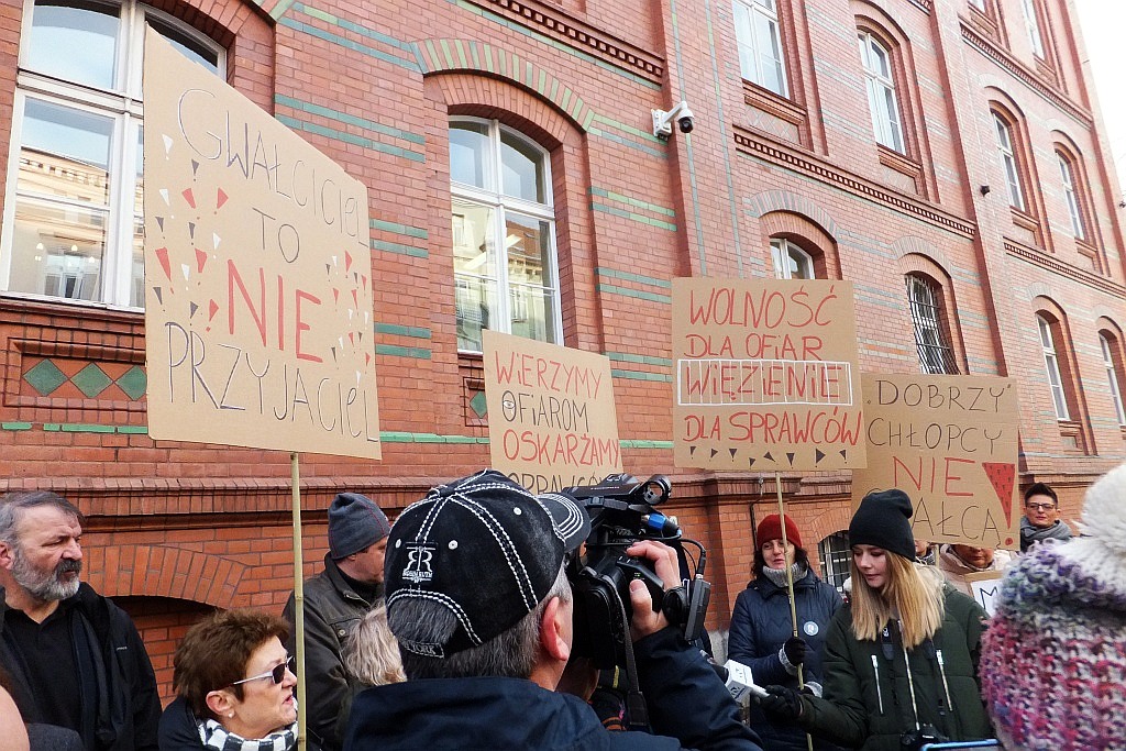 Pikietowali w obronie zgwałconej nastolatki z Biedrzychowej
