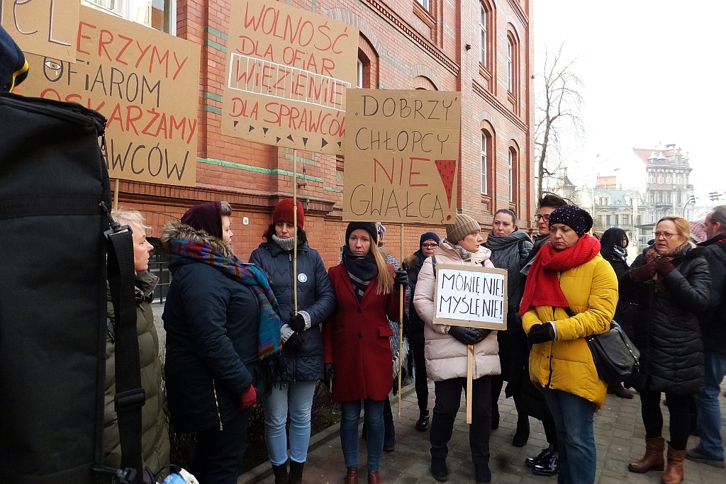 Pikietowali w obronie zgwałconej nastolatki z Biedrzychowej