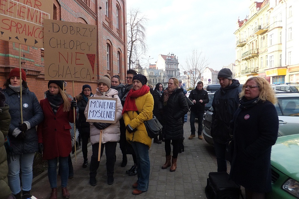 Pikietowali w obronie zgwałconej nastolatki z Biedrzychowej