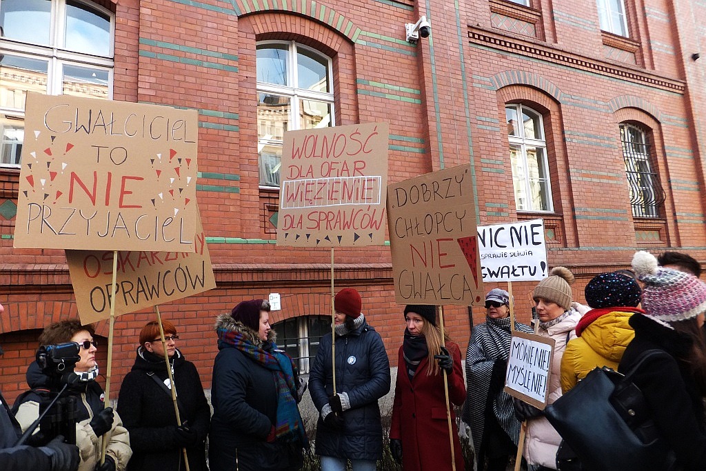 Pikietowali w obronie zgwałconej nastolatki z Biedrzychowej