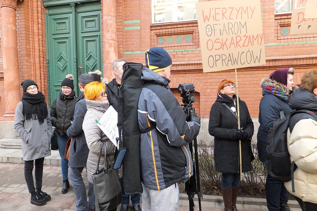 Pikietowali w obronie zgwałconej nastolatki z Biedrzychowej