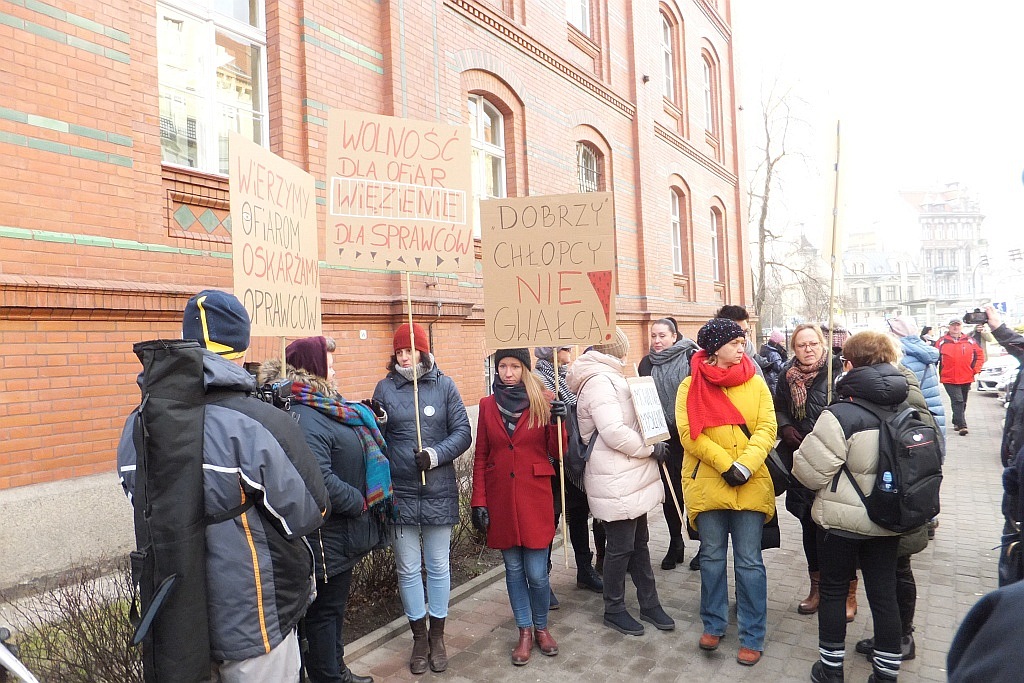 Pikietowali w obronie zgwałconej nastolatki z Biedrzychowej
