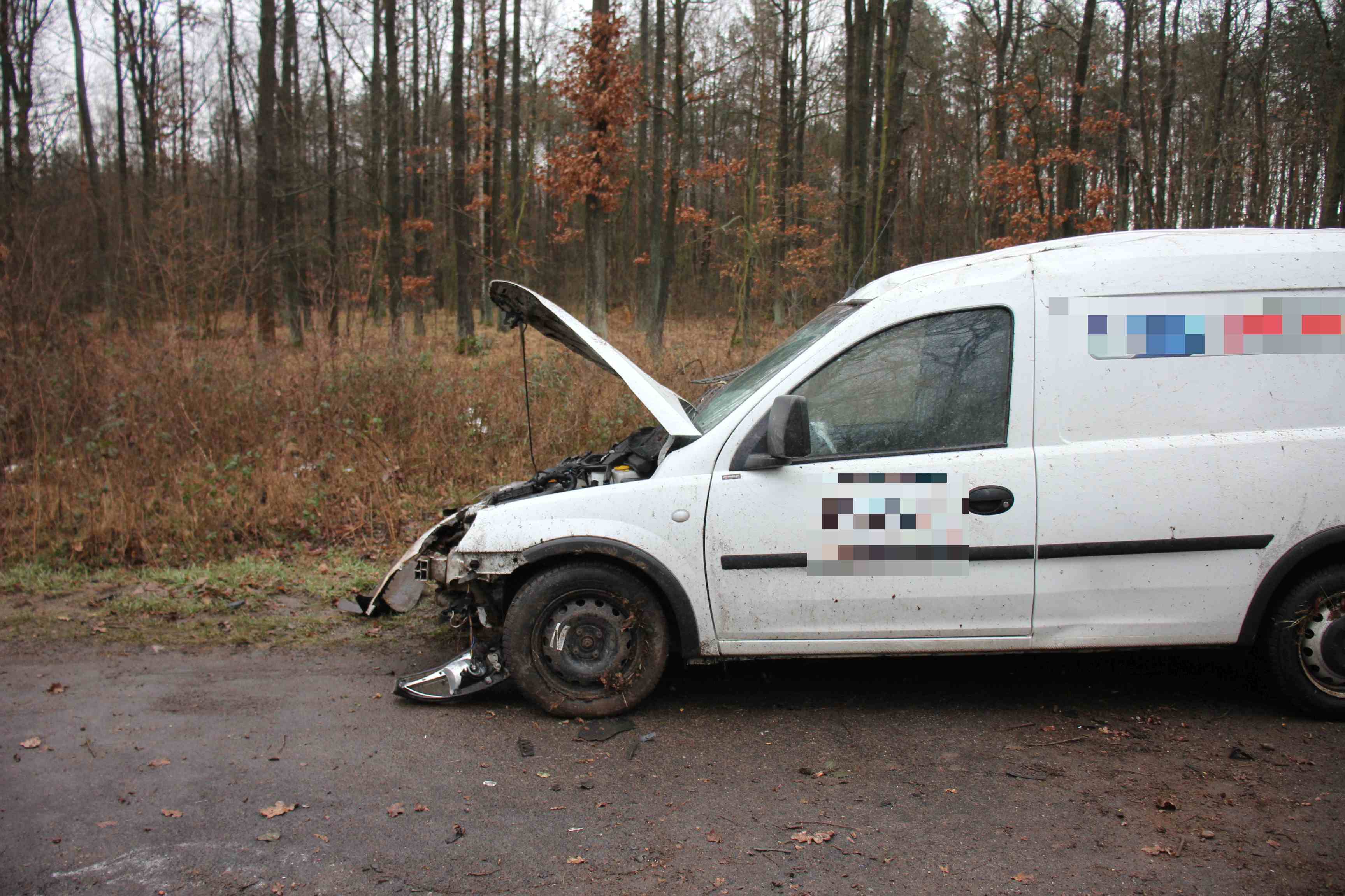 Dachowanie auta między Dobrzejowem i Miłogostowicami	