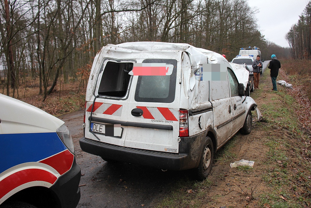Dachowanie auta między Dobrzejowem i Miłogostowicami	
