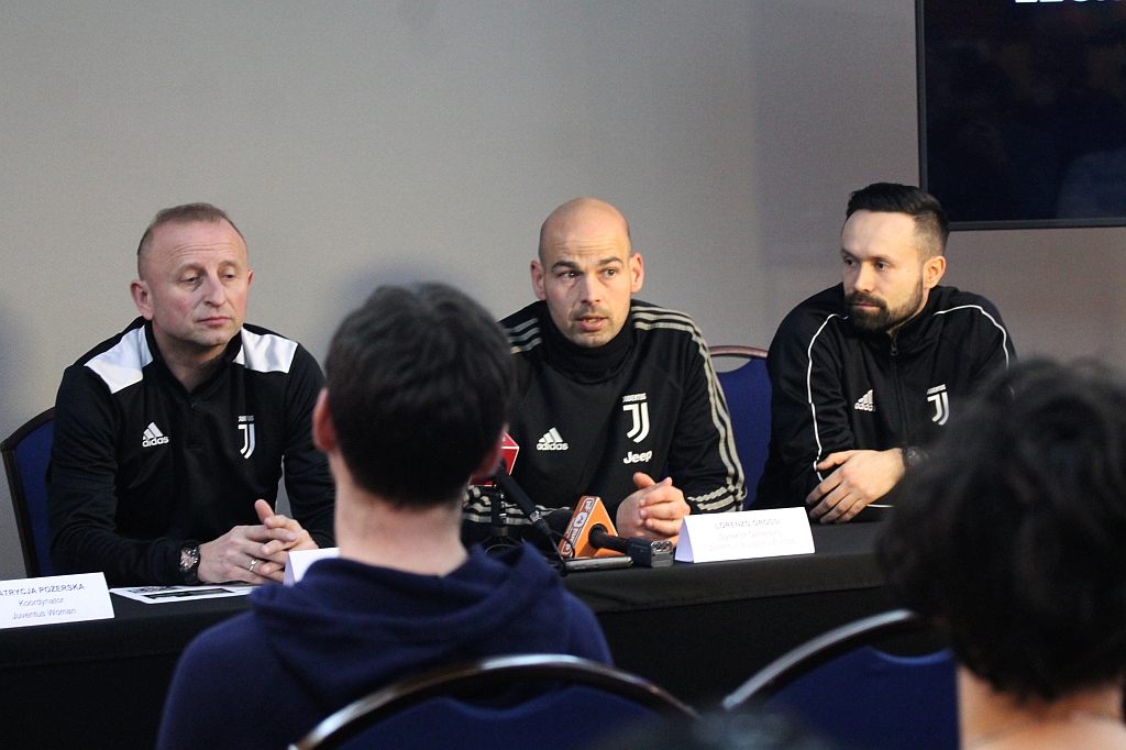 Lorenzo Grossi wizytuje akademię piłkarską Juventus Academy