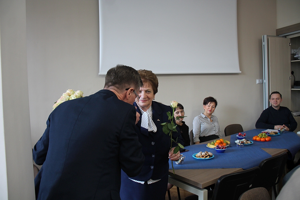 Dla pań w starostwie były życzenia i kwiaty z okazji ich święta