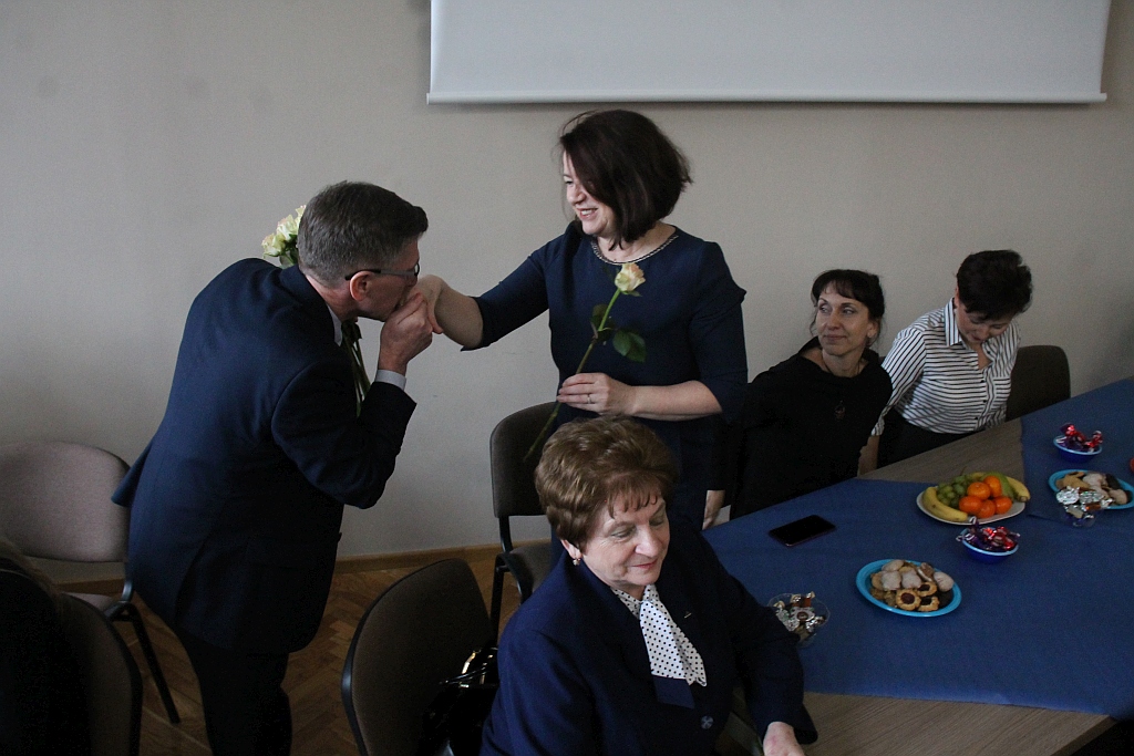 Dla pań w starostwie były życzenia i kwiaty z okazji ich święta