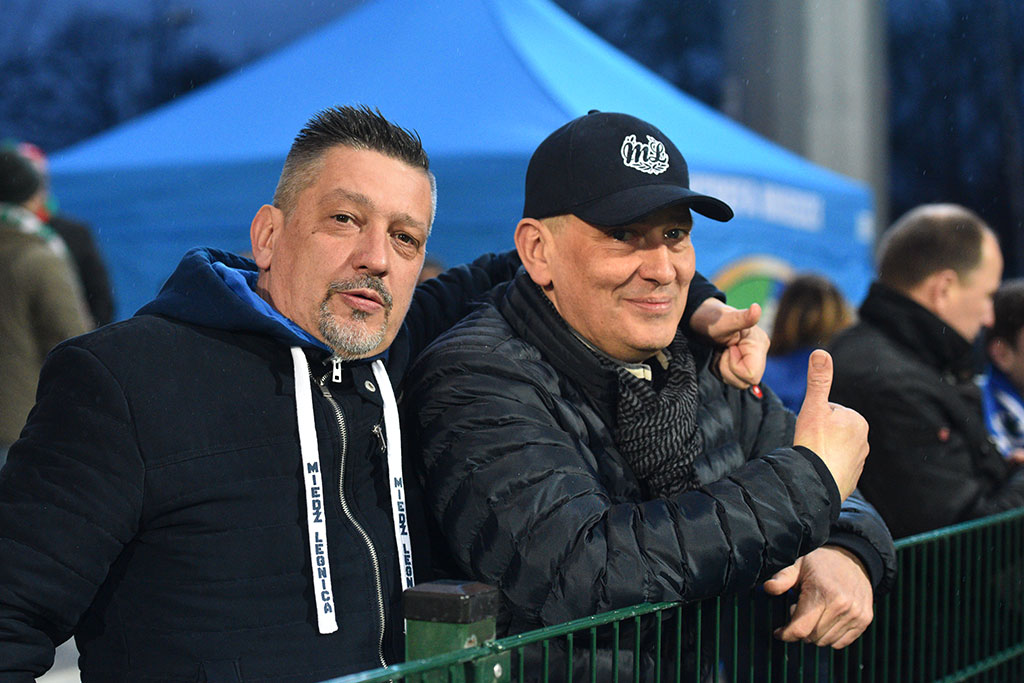 Kibice na trybunach podczas meczu Miedzi Legnica z Lechem Poznań