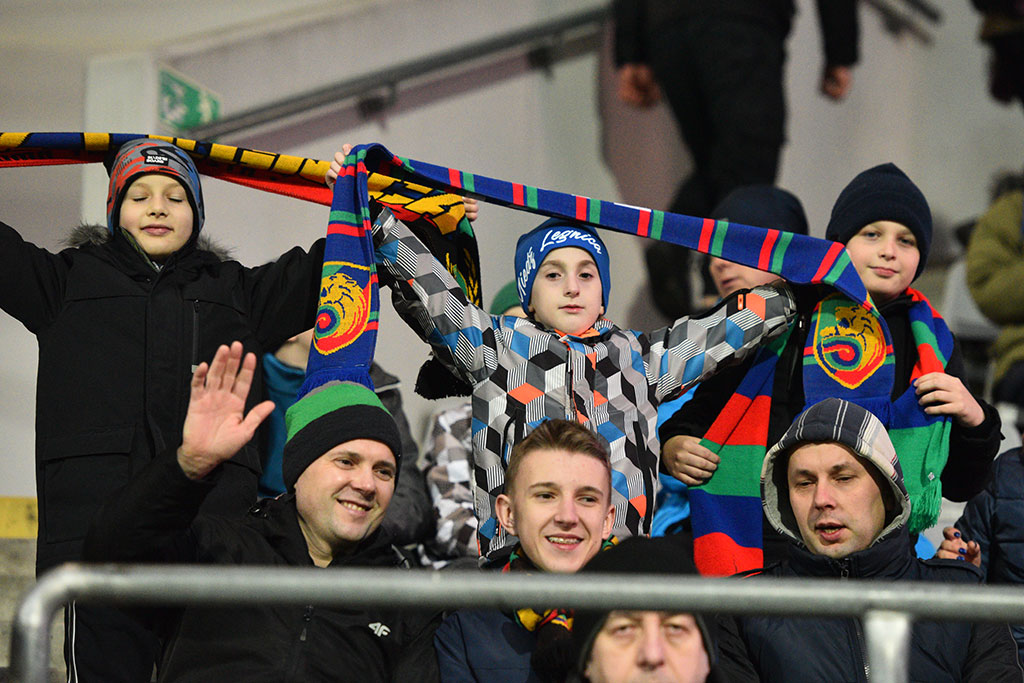 Kibice na trybunach podczas meczu Miedzi Legnica z Lechem Poznań