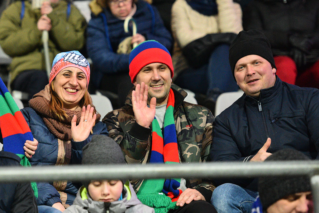 Kibice na trybunach podczas meczu Miedzi Legnica z Lechem Poznań