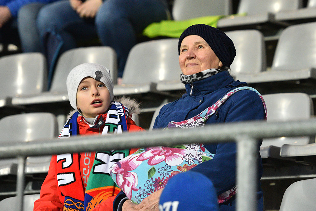 Kibice na trybunach podczas meczu Miedzi Legnica z Lechem Poznań