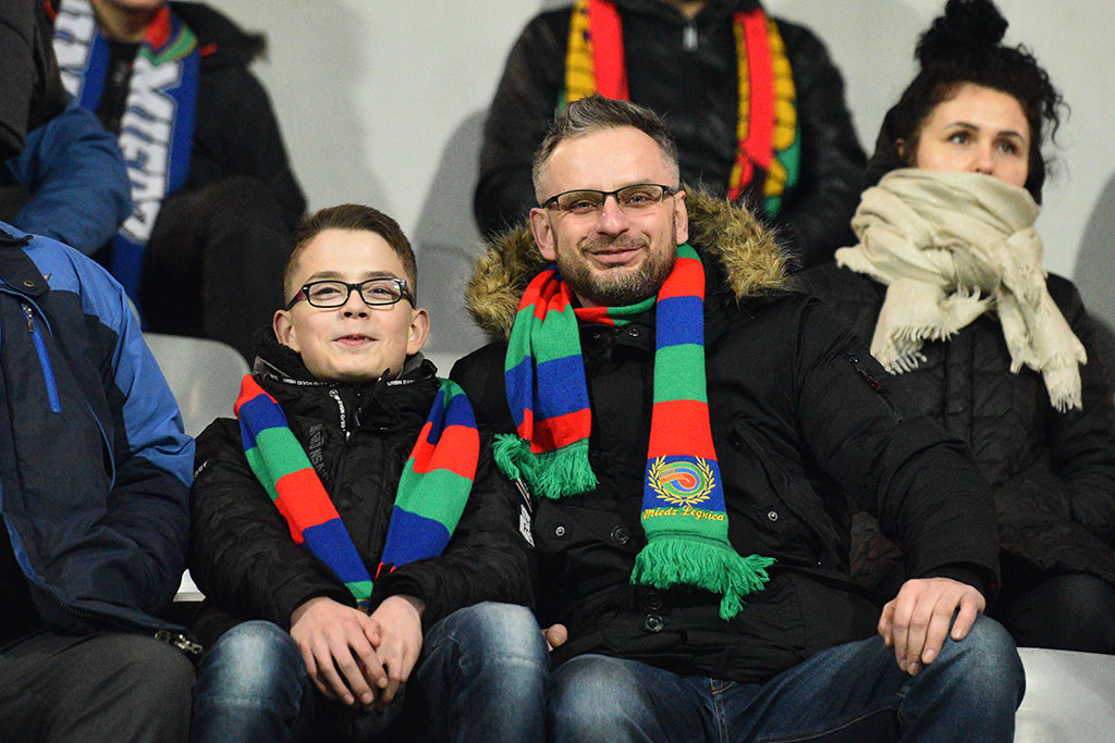 Kibice na trybunach podczas meczu Miedzi Legnica z Lechem Poznań