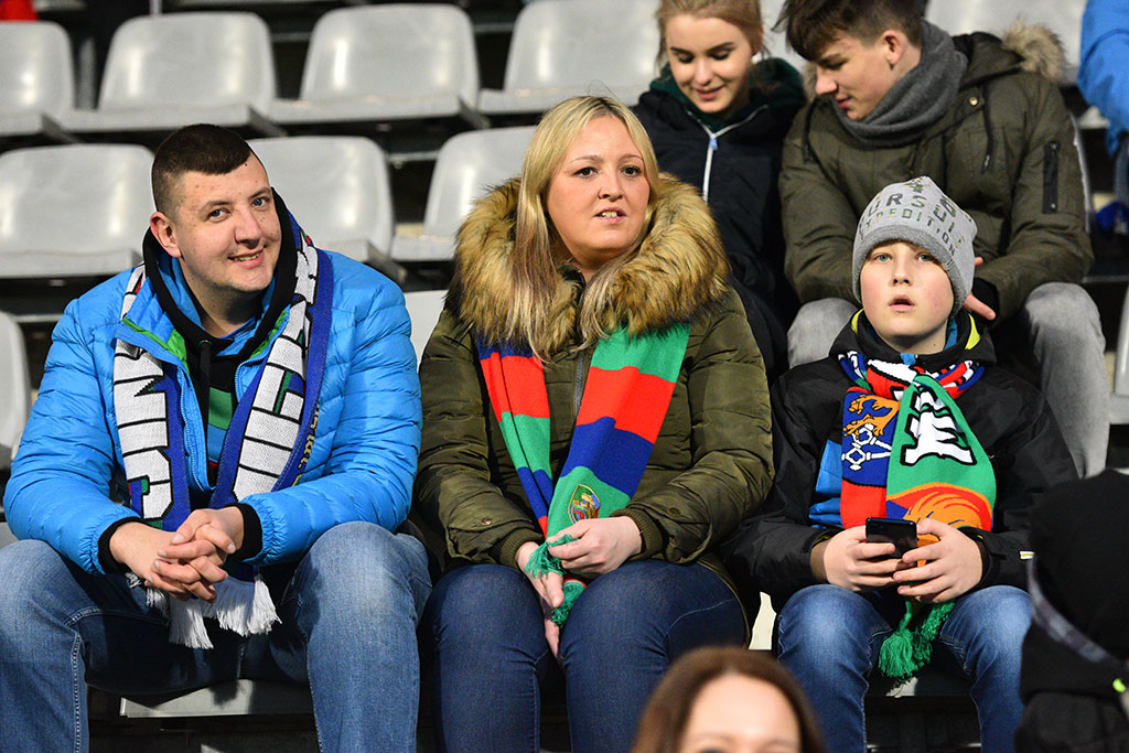 Kibice na trybunach podczas meczu Miedzi Legnica z Lechem Poznań