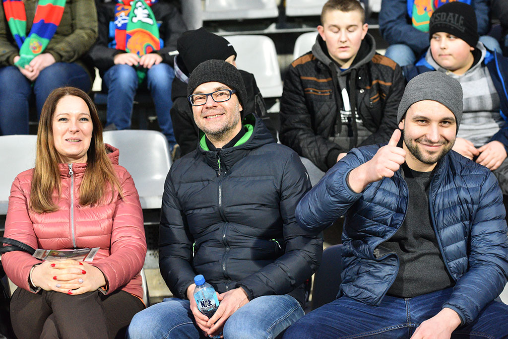 Kibice na trybunach podczas meczu Miedzi Legnica z Lechem Poznań