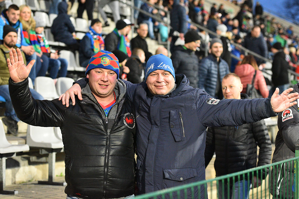 Kibice na trybunach podczas meczu Miedzi Legnica z Lechem Poznań