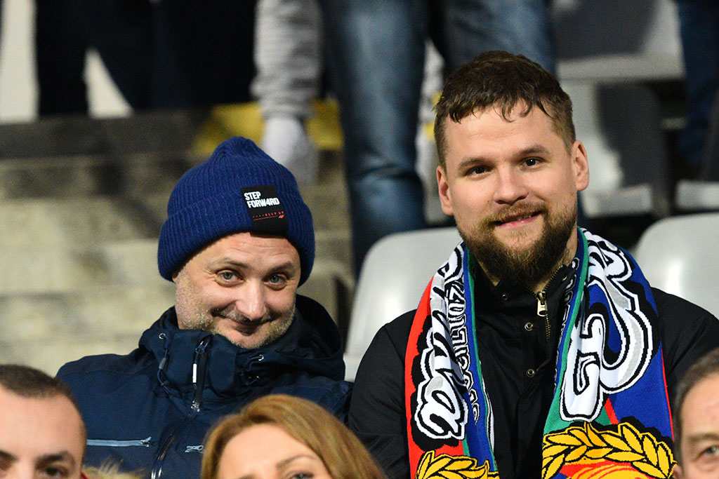 Kibice na trybunach podczas meczu Miedzi Legnica z Lechem Poznań