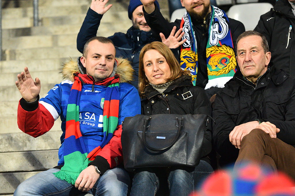 Kibice na trybunach podczas meczu Miedzi Legnica z Lechem Poznań