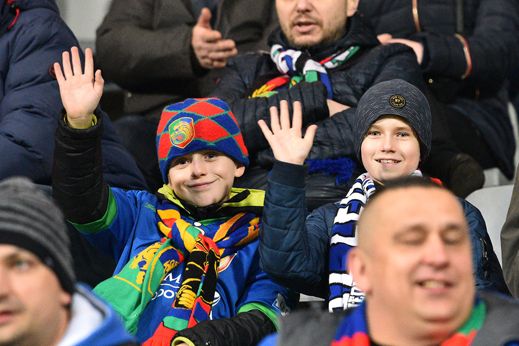 Kibice na trybunach podczas meczu Miedzi Legnica z Lechem Poznań